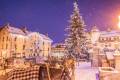 Place du village avec calèches en hiver